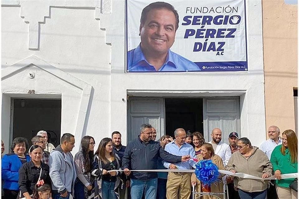 La Señora Pascuala Díaz de Pérez, acompañada de sus hijos, el Diputado Federal Víctor Pérez, Pedro Pérez y Jesús Pérez, inaguraron las instalaciones.