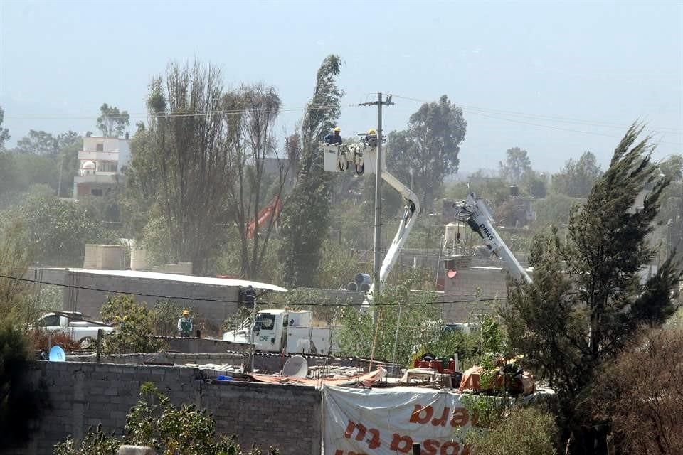 Pese a ser ilegal, en la zona había infraestructura de servicios, como este poste que inhabilitó la CFE.