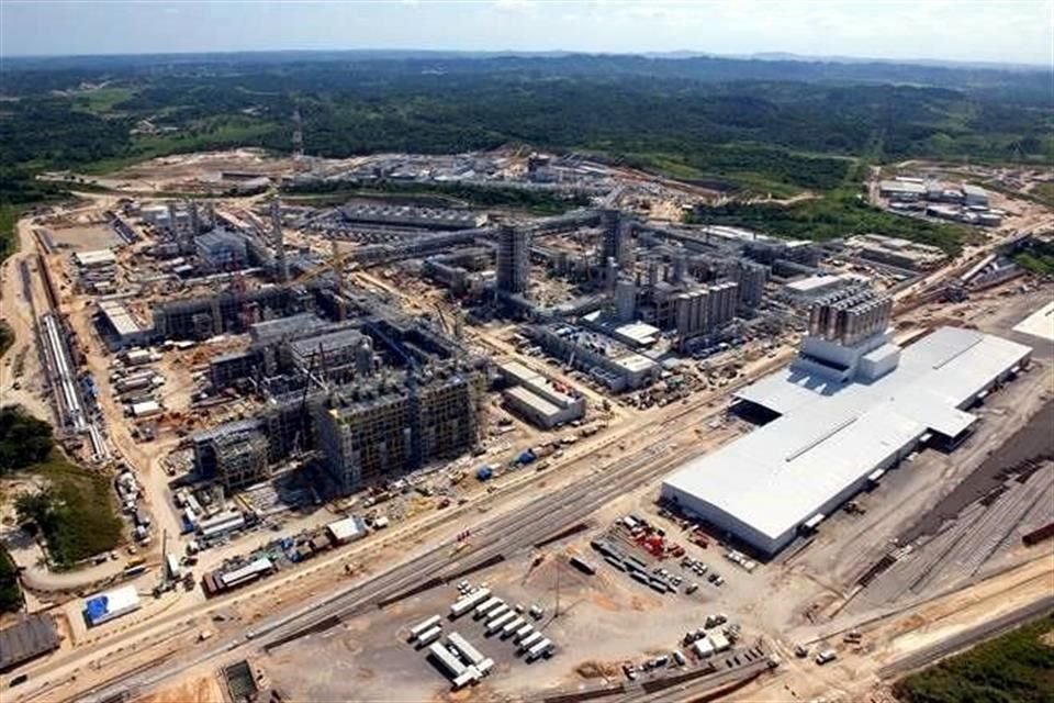 AMLO informó que analiza cancelar contrato con planta de Odebrecht abastecida por Pemex y crear firma nacional para producir polietileno.