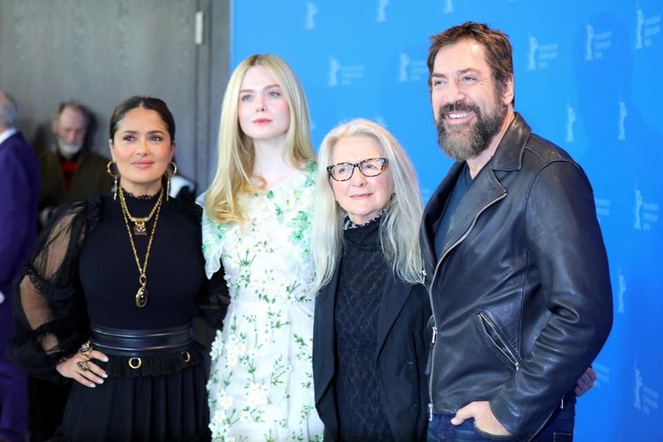 Salma Hayek, Elle Fanning, Sally Potter y Javier Bardem previo a la presentación de 'The Roads Not Taken' en la Berlinale.