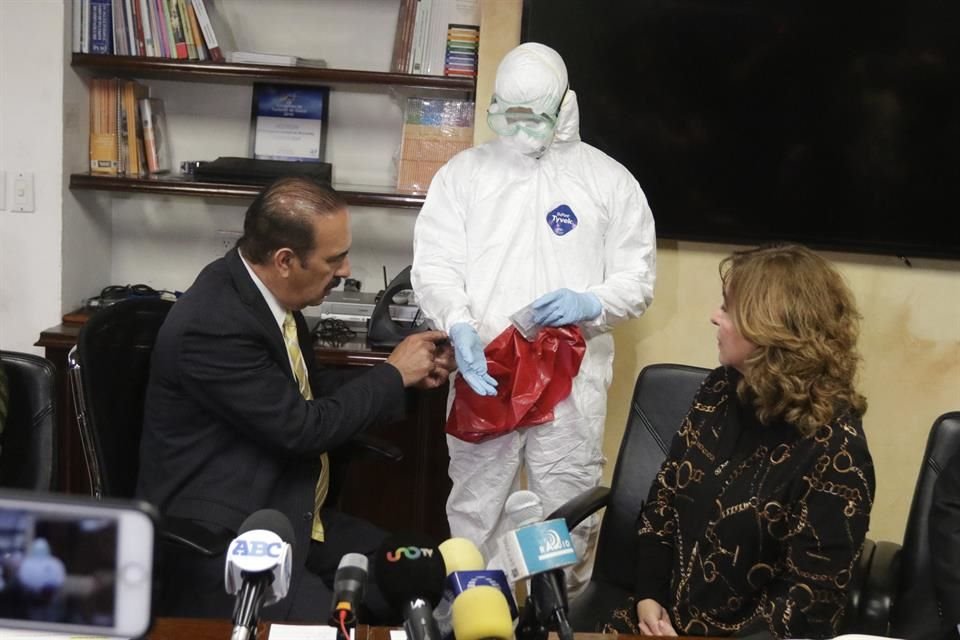 El Secretario de Salud estatal mostró hoy un traje que usaría el personal médico en caso de que haya una persona contagiada de coronavirus en Nuevo León.