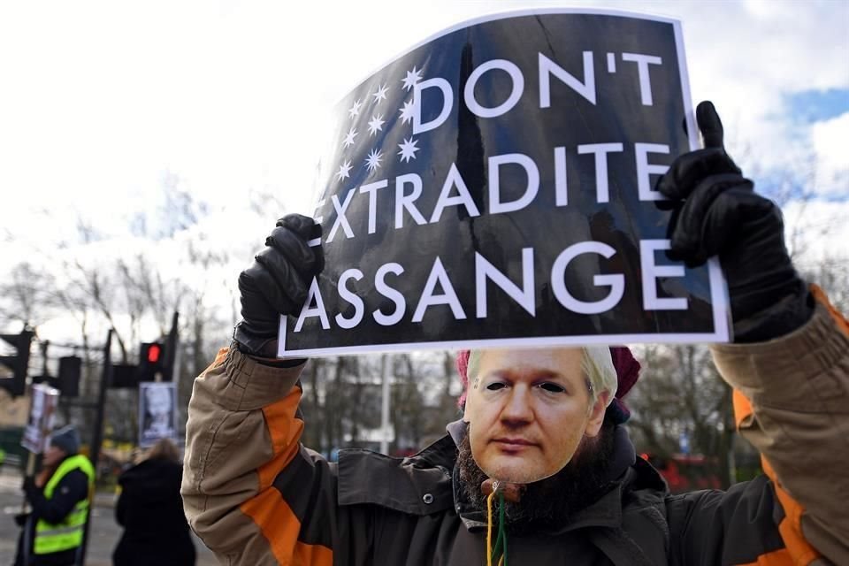 Simpatizantes de Assange protestaban en Londres contra la extradición del fundador de WikiLeaks.