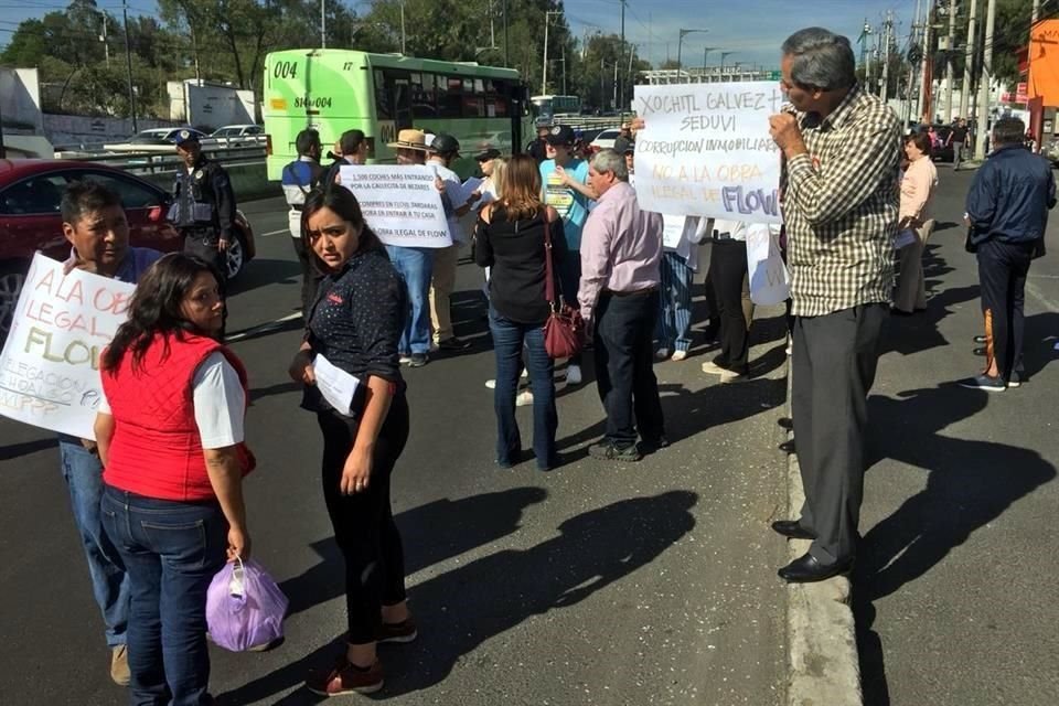 Al grito de '¡ilegal!', vecinos de Lomas de Bezares protestan en un carril de la Carretera Federal a Toluca 282, en contra de una obra, en Miguel Hidalgo.