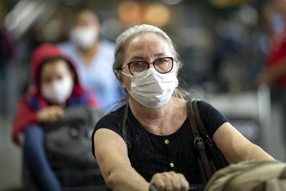 Una pasajera en el aeropuerto de Sao Paulo.