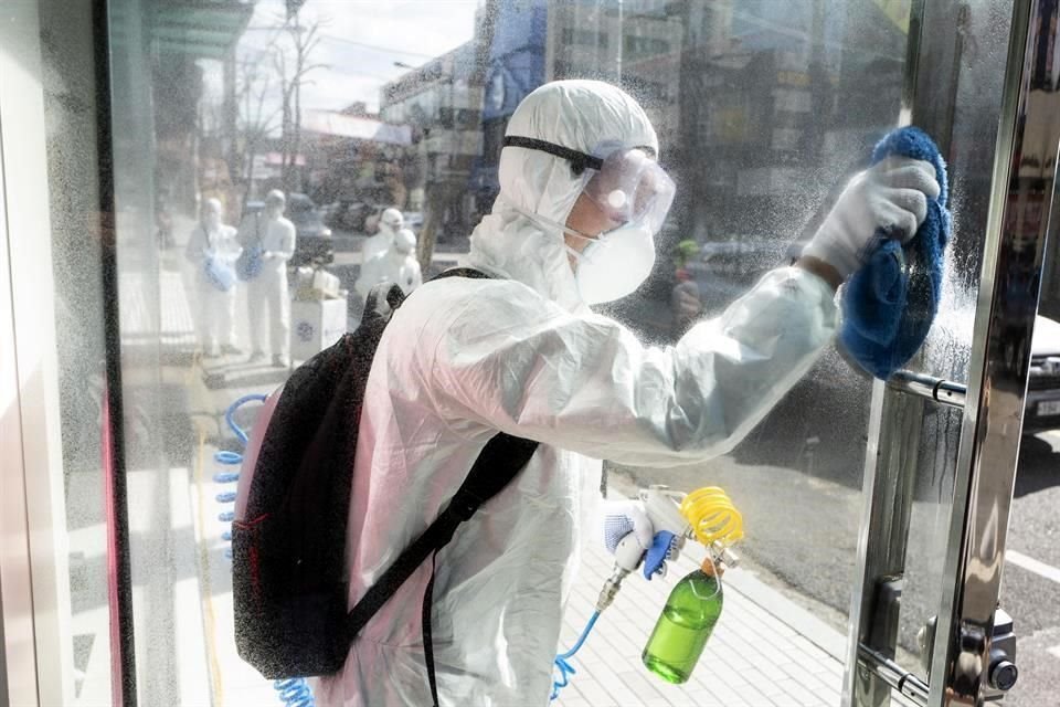 Un trabajador limpia las calles de Seúl para combatir los contagios del coronavirus.