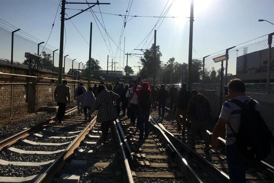 Pasajeros de una unidad del Tren Ligero tuvieron que regresar caminando sobre las vías a la estación Tasqueña, luego de que el tren se detuviera por una falla eléctrica.
