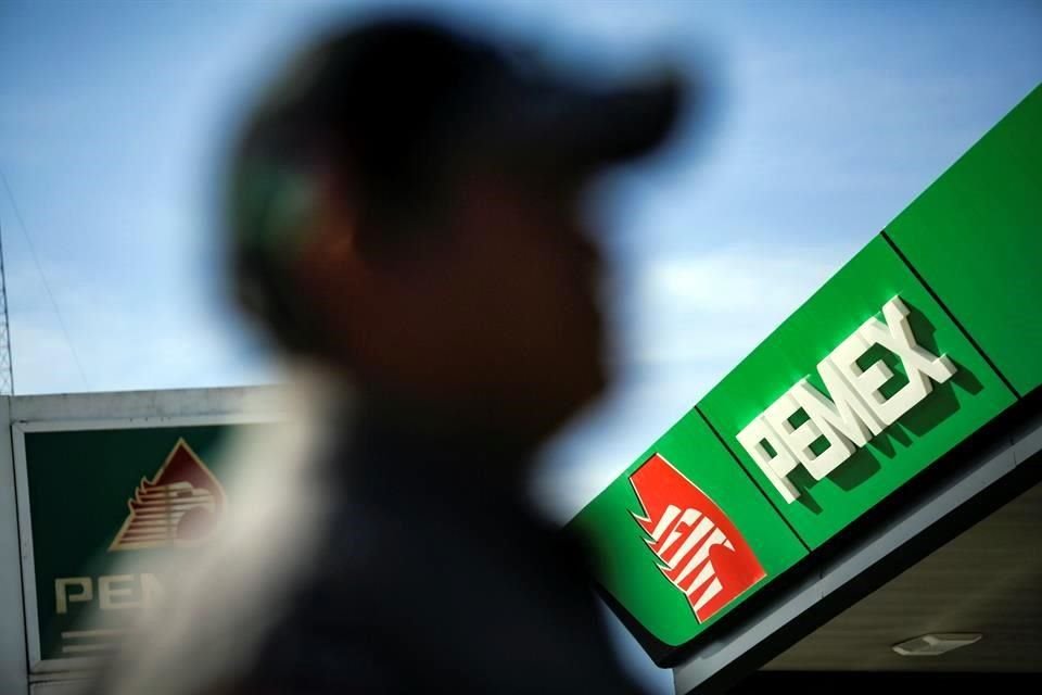 Fitch rebajó la calificación de Pemex de BB a BB-. 