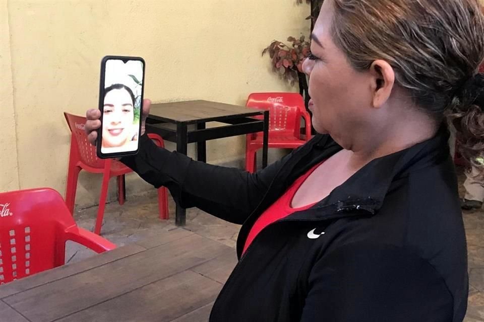 Verónica Obregón, madre de María, se comunica con ella por videollamada.