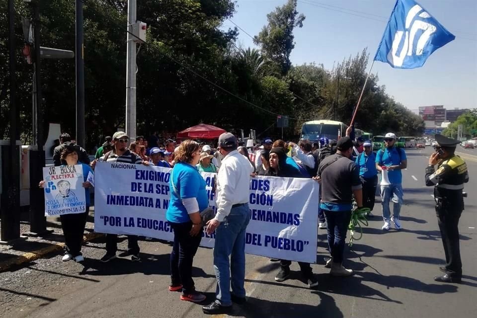 Ayer con estas mismas demandas bloquearon Periférico Sur, a la altura de la Carretera Picacho- Ajusco.