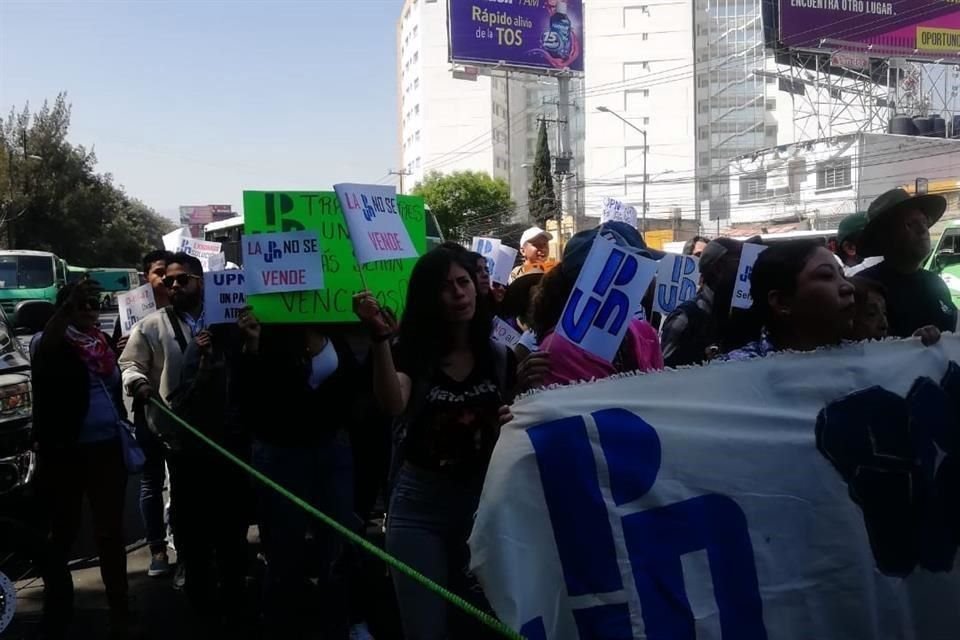 A esta sede de la SEP, llegaron marchando tras partir de la estación del Metro Viveros de la línea 3.