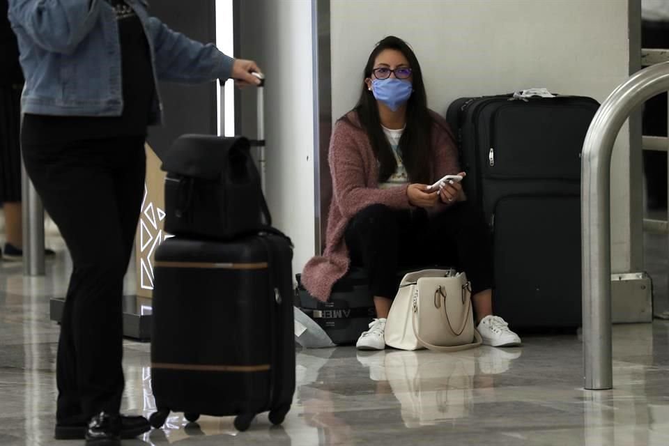 En los aeropuertos de CDMX y en Guadalajara no hay filtros de revisión para pasajeros.