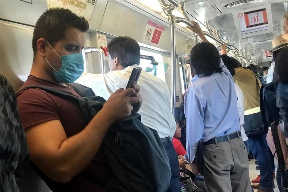 Usuarios del Metro utilizan cubrebocas como medida de prevención.