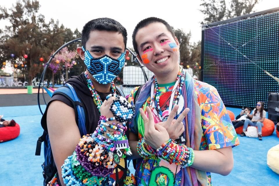 Varios asistentes acudieron al festejo musical con vestimentas extravagantes.