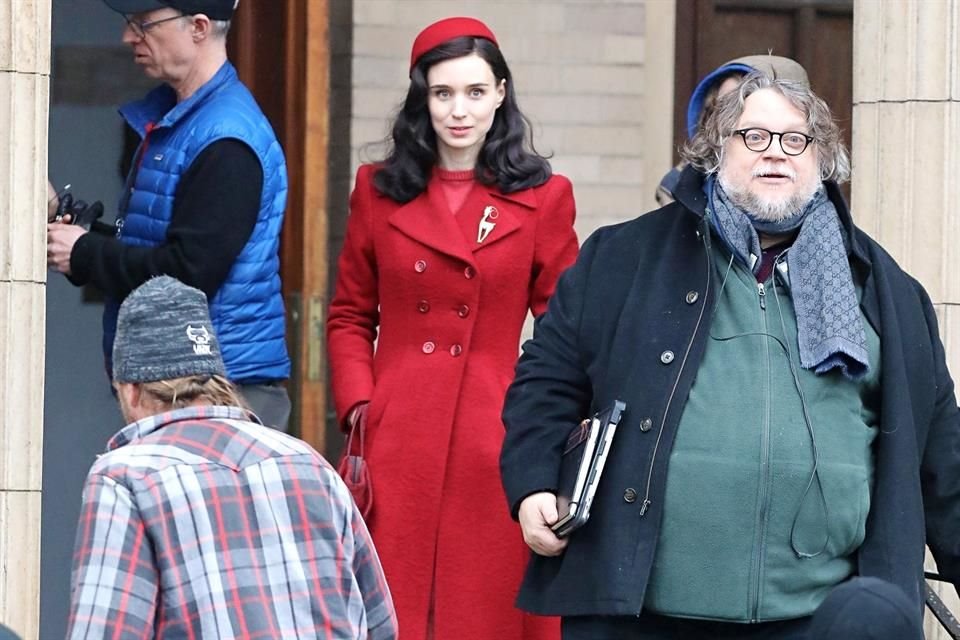 Así captaron a Guillermo del Toro en las filmaciones de 'Nightmare Alley'.