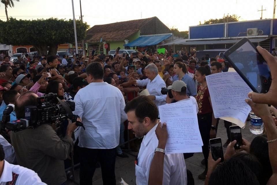 Este fue el segundo mitin del día de la gira del Presidente que inició ayer y cerrará mañana en Macuspana.