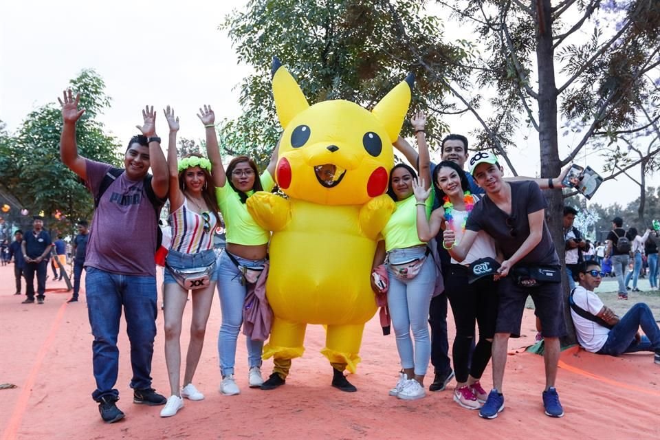 Una botarga de Pikachu figuró entre los asistentes.