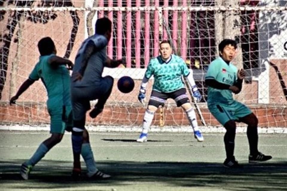 Aunque el Alcalde aseguró que ya estaba fuera, opera el Deportivo La Fragata.