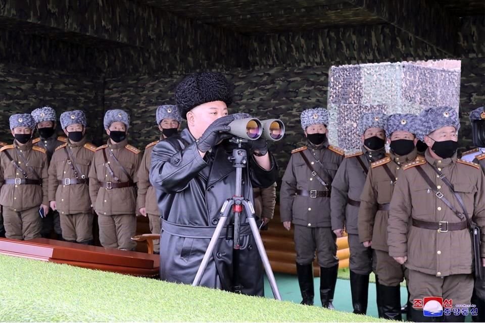 El líder norcoreano Kim Jong Un (centro) inspecciona ejercicios militares de unidades del Ejército de la gente de Corea con soldados con cubrebocas el 28 de febrero.