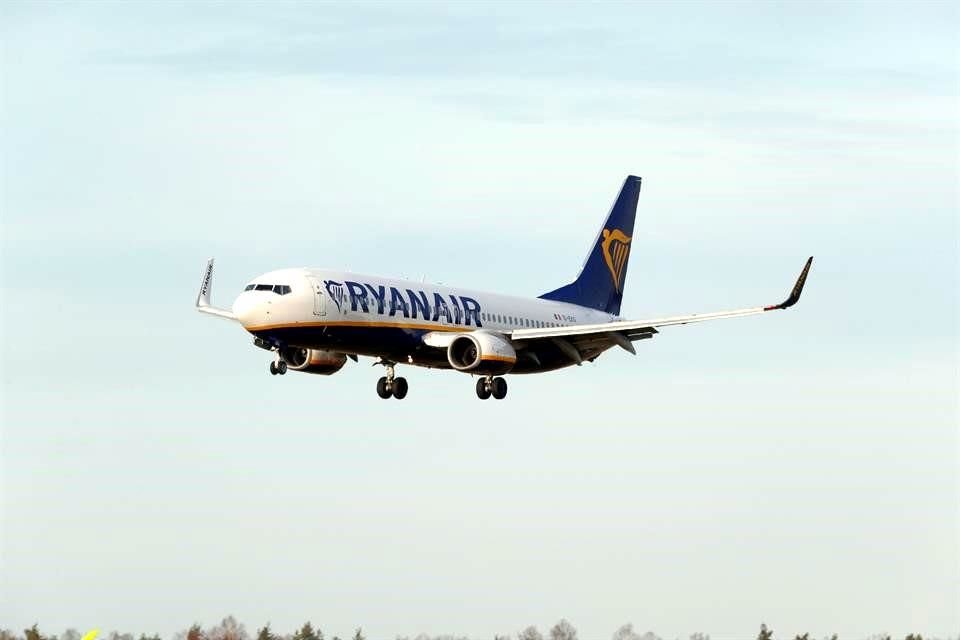 Ryanair dijo que reducirá en hasta un 25 por ciento la frecuencia de vuelos en varias rutas.