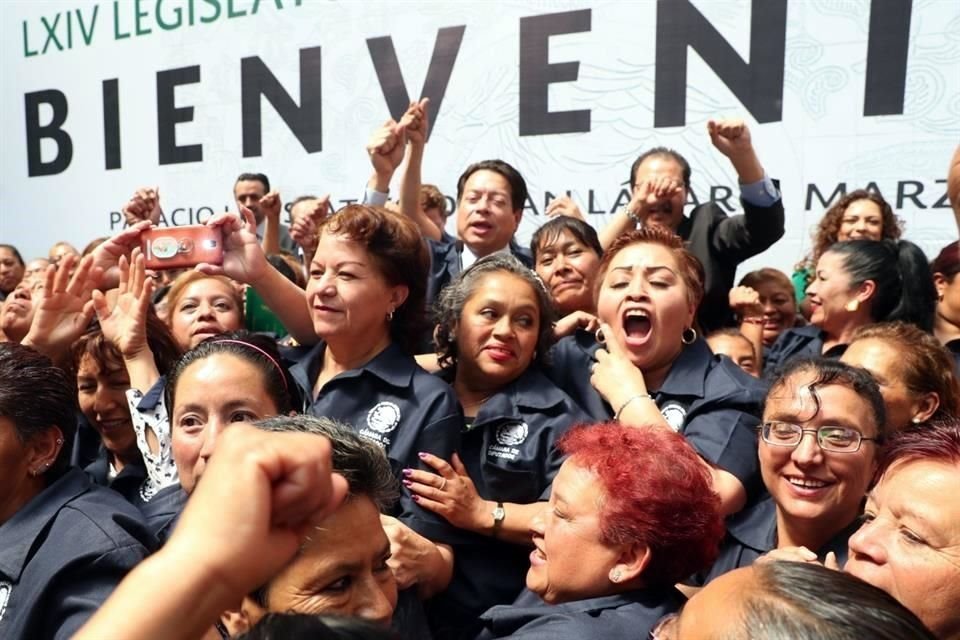 En la imagen, el coordinador morenista Mario Delgado con trabajadoras.