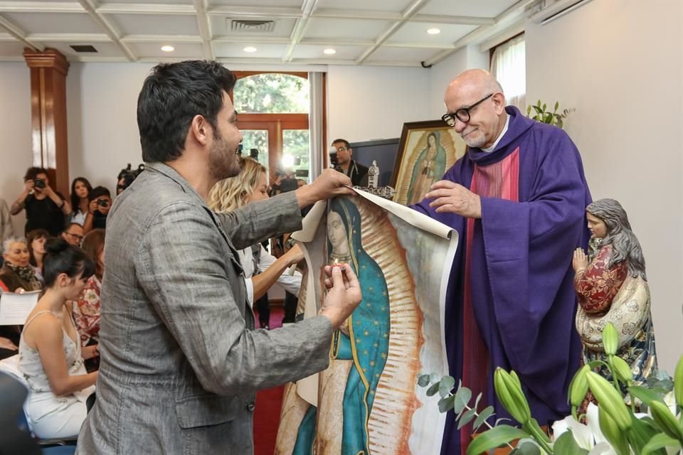 Los protagonistas de la telenovela, entre ellos Andrés Palacios, recibieron una impresión digital de la Virgen de Guadalupe como regalo del padre.