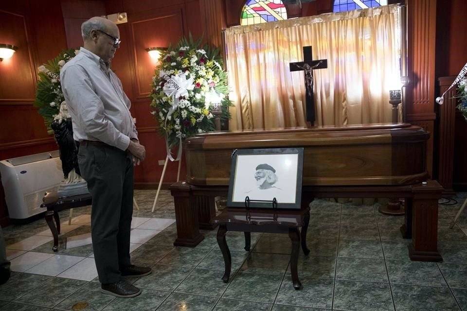 El periodista nicaragüense Carlos Fernando Chamorro asiste al velorio del escritor y poeta Ernesto Cardenal, este lunes, en Managua.