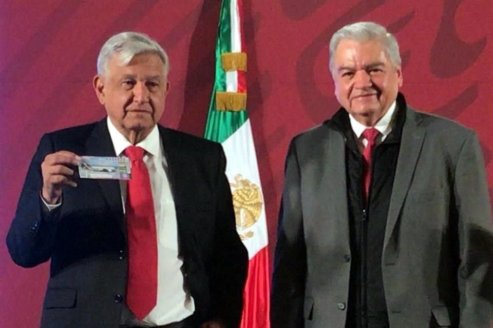 El Presidente compró el primer boleto, con serie 000, para la rifa relacionada con el avión presidencial.