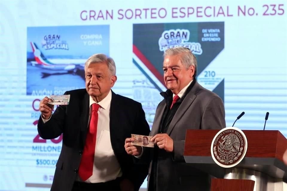 El Presidente compró el primer boleto, con serie 000, para la rifa relacionada con el avión presidencial.