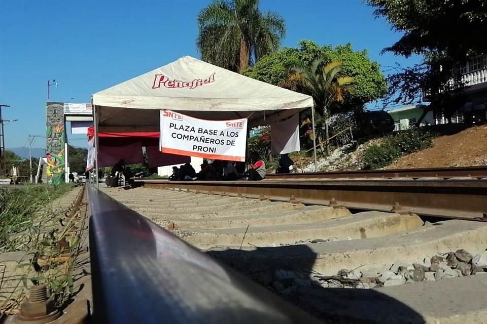 Maestros del SNTE instalan campamentos en la red de Ferrosur en fortin.