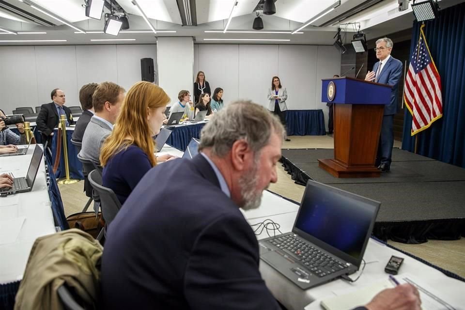 En la primera acción de emergencia del banco central desde 2008, el presidente Jerome Powell y demás funcionarios de la Fed votaron por unanimidad para reducir inmediatamente la tasa de fondos federales en 50 puntos básicos a un rango de 1 a 1.25 por ciento.