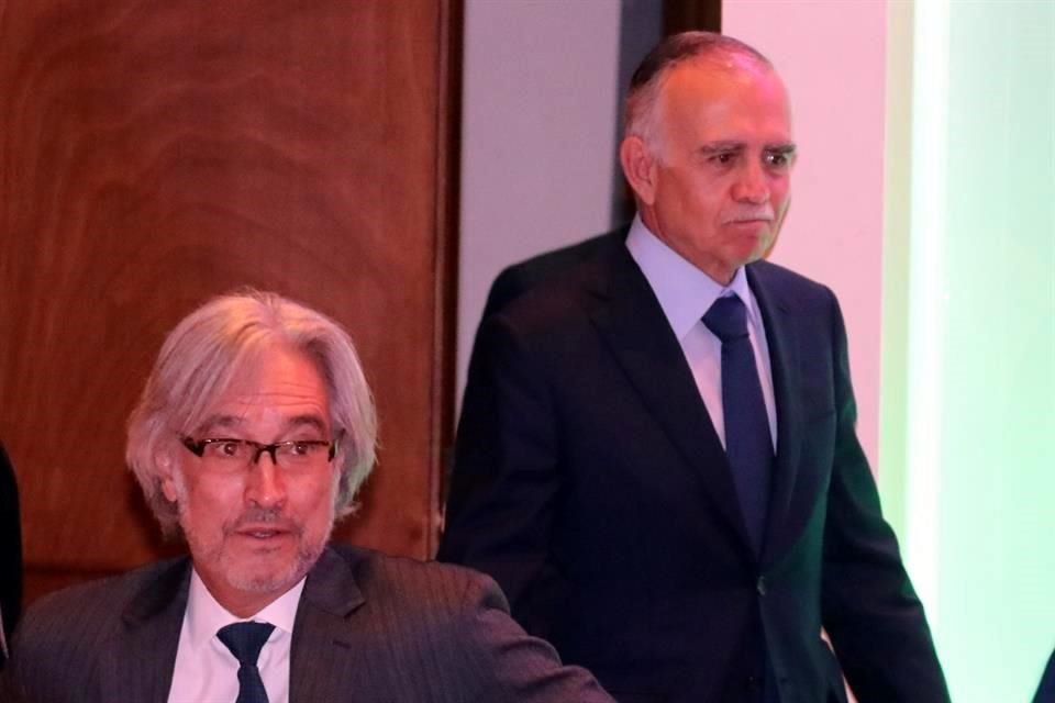 Adalberto Palma (izquierda) dejó la presidencia de la CNBV para integrarse al equipo de Alfonso Romo.