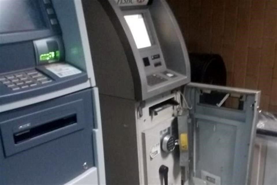 Se hombres con batas blancas y credenciales de la institución ingresó por el área de urgencias del hospital, para intentar robar los cajeros.