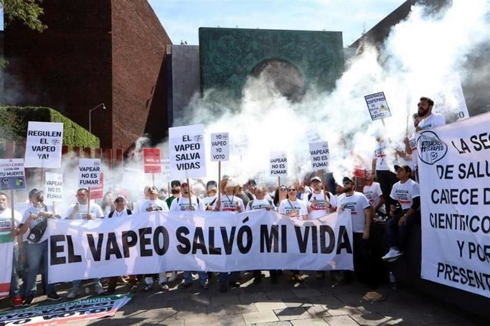 Los inconformes congregados afuera del Palacio Legislativo de San Lázaro.