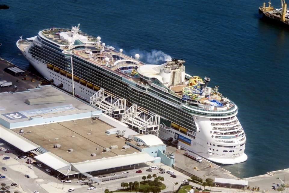 Crucero de Royal Caribbean en la terminal  de Ft. Lauderdale, Florida.