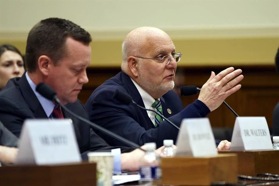 El director de los Centros para el Control y la Prevención de Enfermedades, Robert Redfield (d), testifica en la Cámara de Representantes durante una audiencia sobre la Enfermedad del Coronavirus.