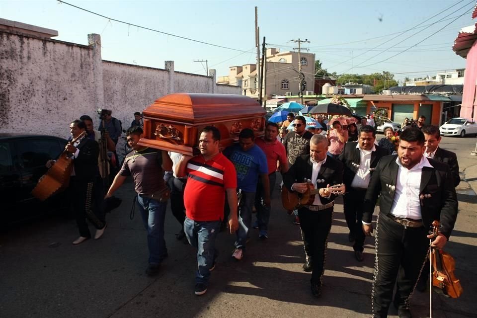 El cortejo fúnebre de Patricia Jiménez fue acompañado con mariachis hasta su última morada en el Panteón Central de Villahermosa.