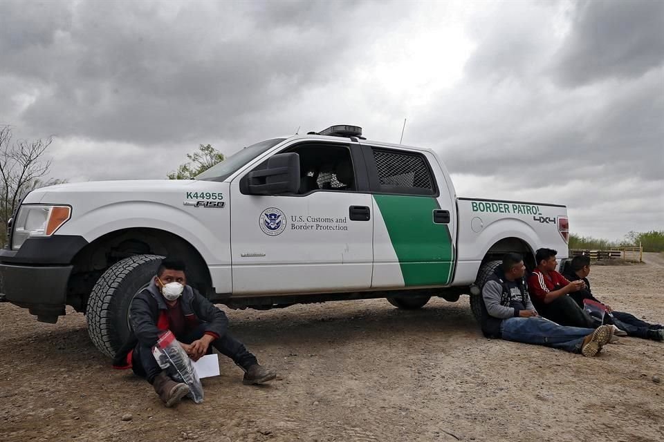 Migrantes detenidos en la frontera sur, en Texas, por la Patrulla Fronteriza.