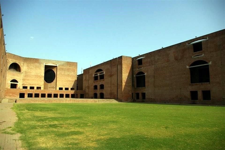 El Instituto Indio de Administración, ubicado en Ahmedabad, tiene una fachada geométrica hecha de ladrillo para rendir homenaje a la arquitectura vernácula de la India.