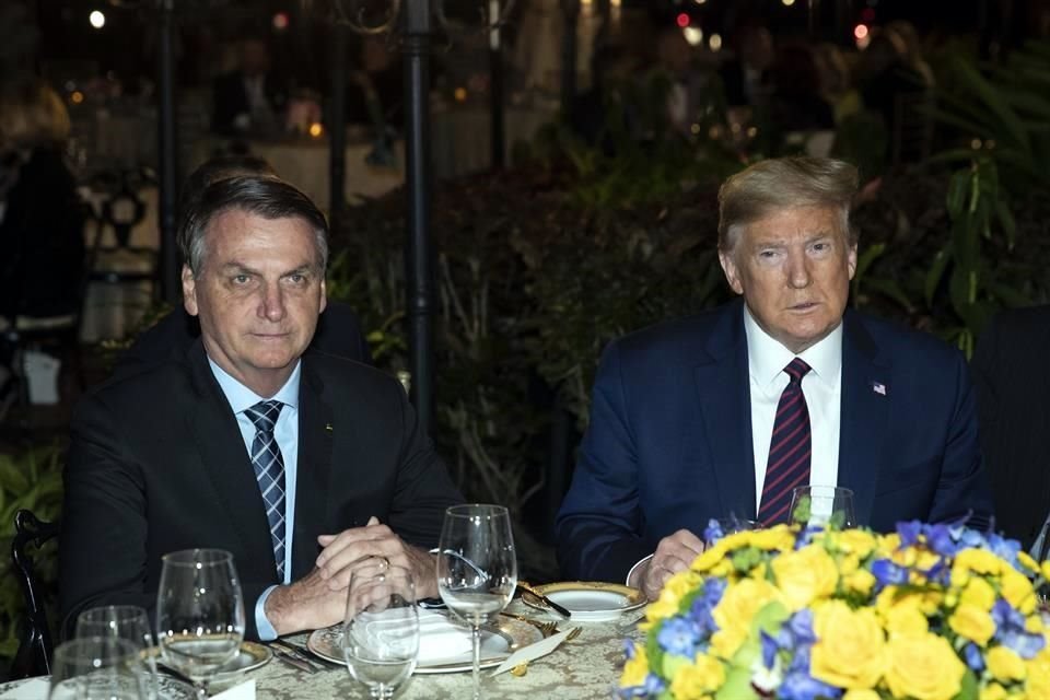 El Presidente de Brasil, Jair Bolsonaro, y el de Estados Unidos, Donald Trump, durante la cena en Florida.