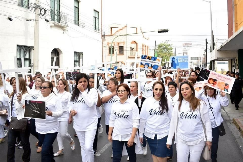 Las asistentes caminaron por la calle Treviño hasta Zaragoza, donde alzaron la voz con las consignas 'Ni una más' y 'Paz, paz, queremos paz', hasta llegar al Palacio de Gobierno.