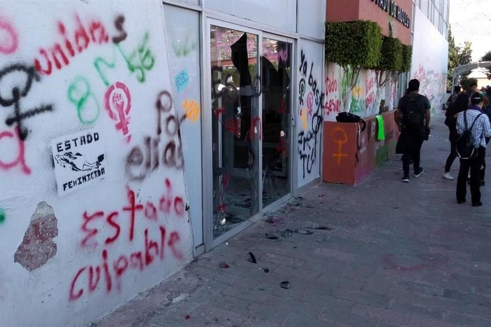 En Pachuca, Hidalgo Mujeres encapuchadas realizaron pintas y rompieron las puertas de vidrio del Palacio de Hidalgo.