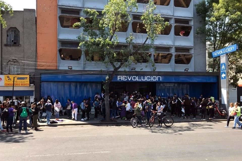 En la CDMX mujeres se concentran en diferentes estaciones del Metro para dirigirse al Monumento a la Revolución, punto de inicio de la marcha.