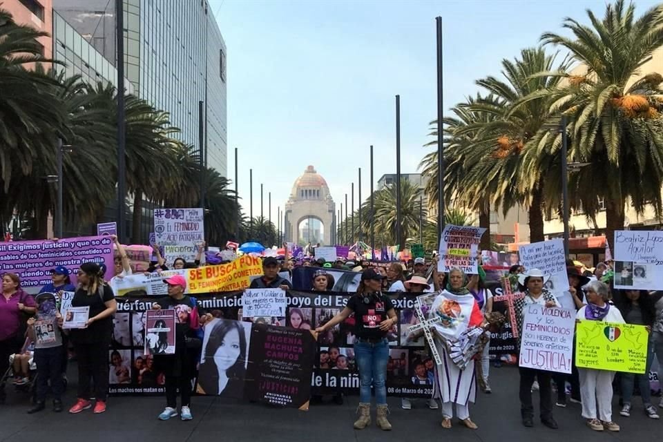 Las manifestantes llevan fotografías de las víctimas de feminicidio.