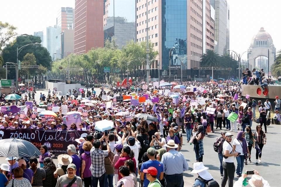 La Jornada - Se aglutinan contingentes de mujeres rumbo a marcha de 8M