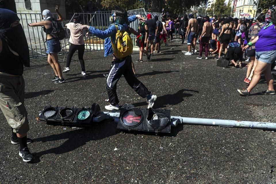 Mujeres se manifestaron frente al palacio presidencial de La Moneda, en Chile.