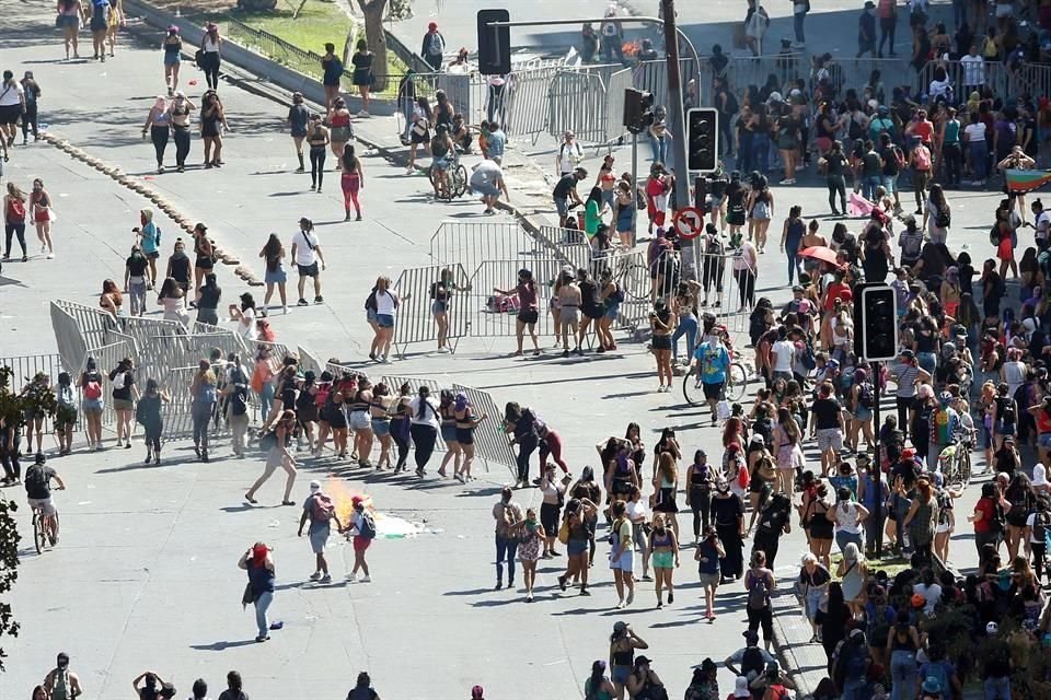 Activistas mueven las rejas de protección en una zona de Santiago, Chile.