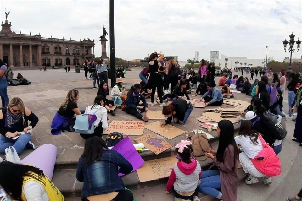 Desde las 14:00 horas, cientos de mujeres comenzaron a congregarse en la Explanada de los Héroes.