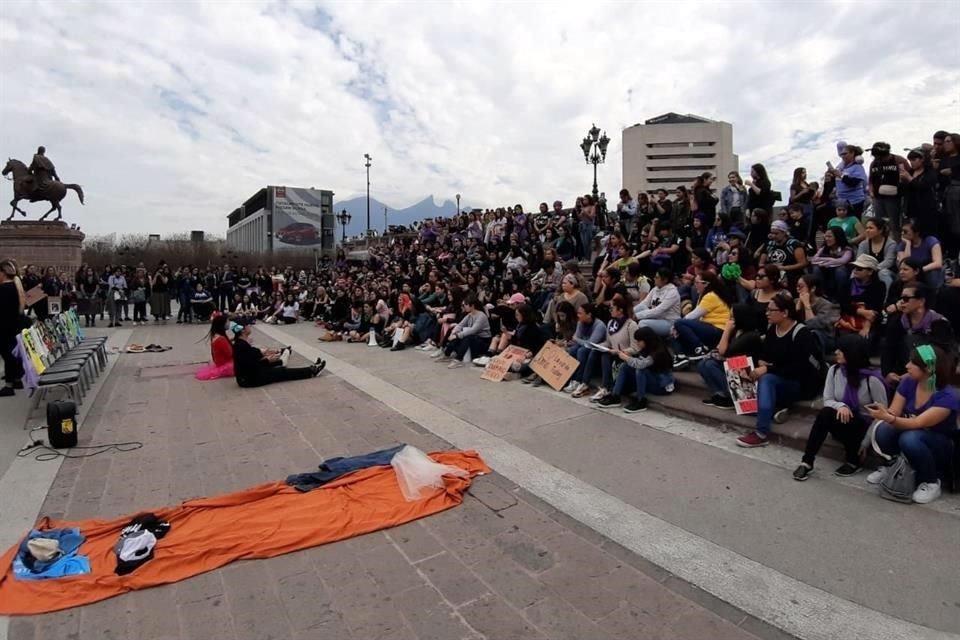 Desde las 14:00 horas, cientos de mujeres comenzaron a congregarse en la Explanada de los Héroes.