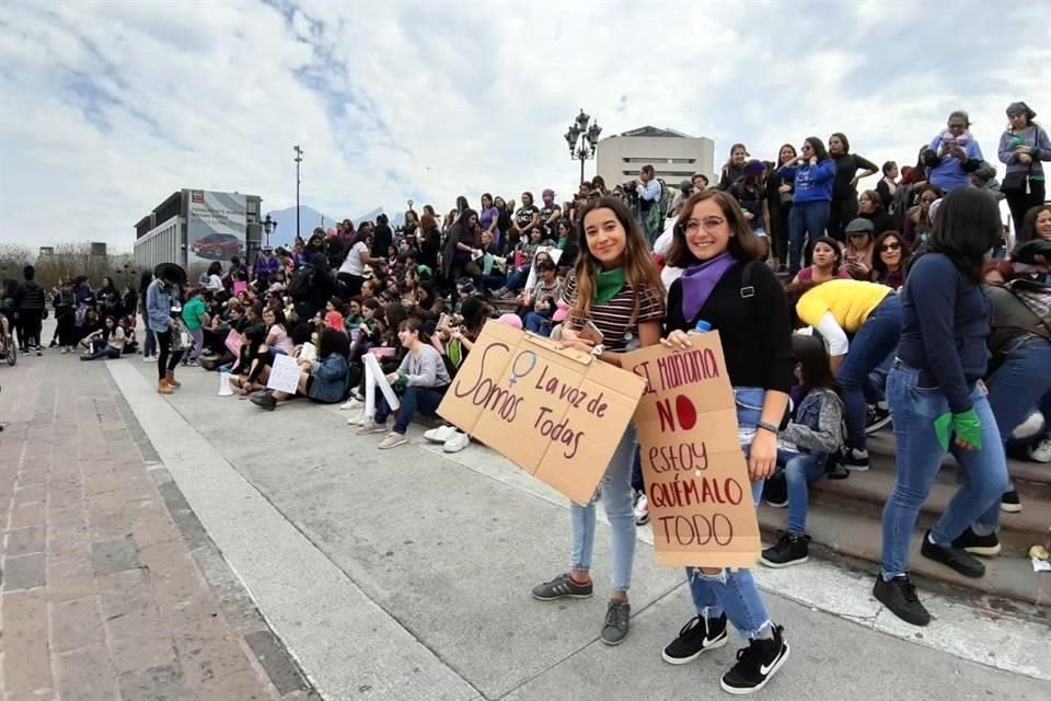 Desde las 14:00 horas, cientos de mujeres comenzaron a congregarse en la Explanada de los Héroes.