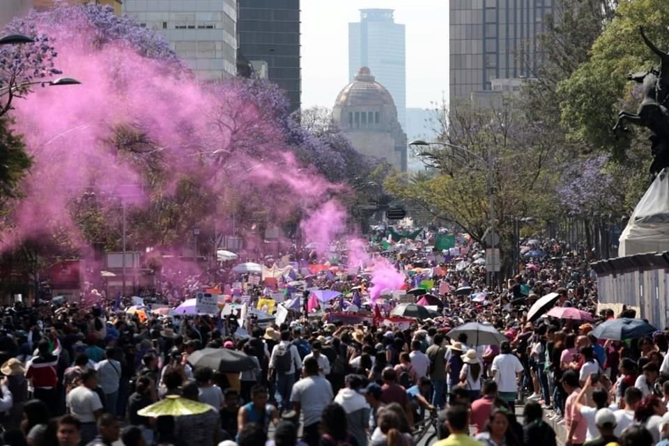 La vanguardia de marcha por 8M arribó a la 'Antimonumenta', estructura en Bellas Artes donde realizarán un pronunciamiento.